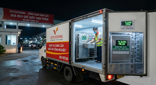 Xe tải giữ nhiệt vận chuyển suất ăn ca đêm