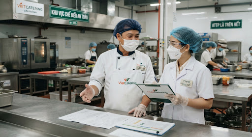 Bếp trưởng điều hành tại hệ thống nhà máy bếp trung tâm